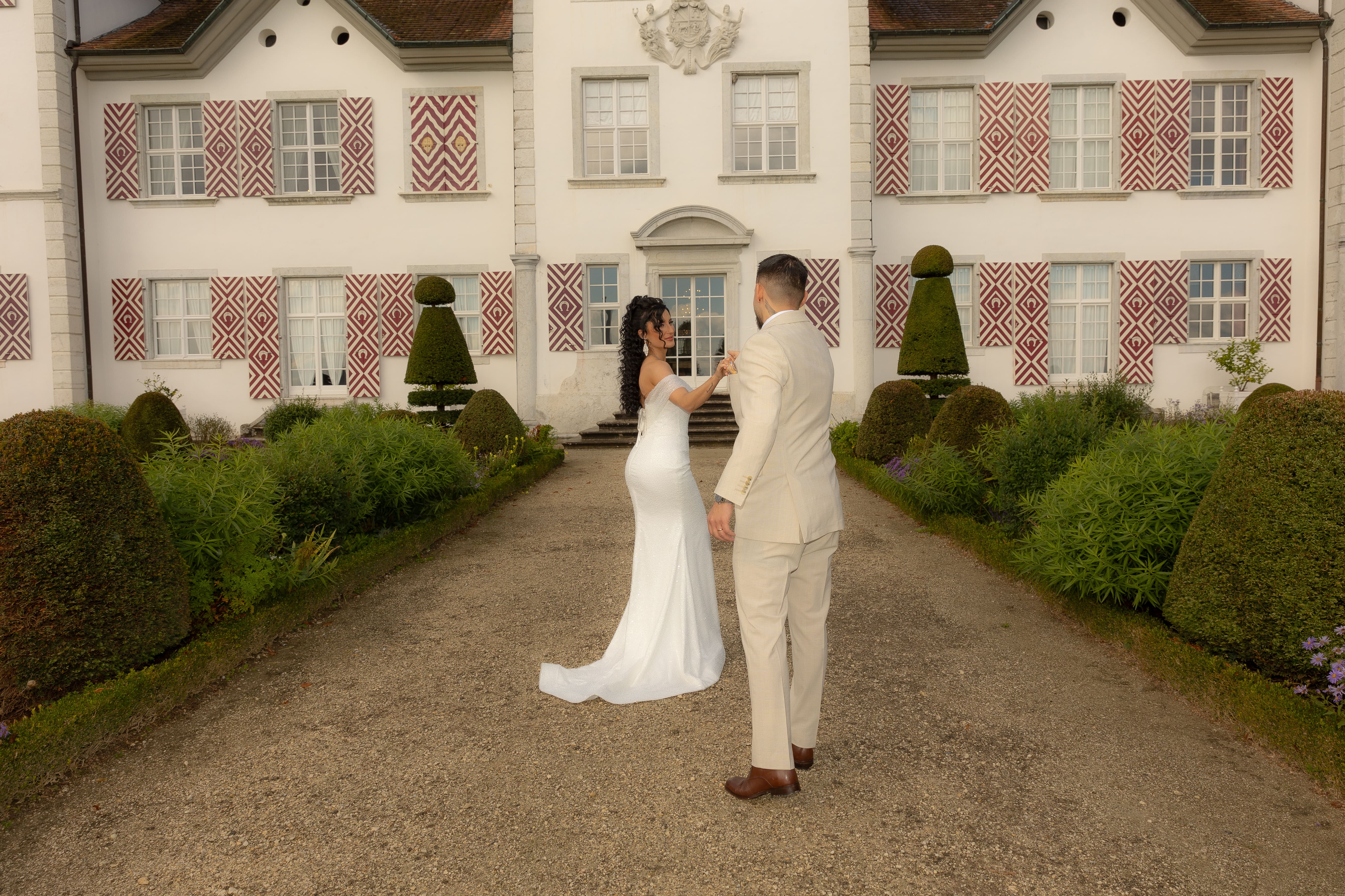 Romantische Fotos von Brautpaaren bei ihrer Hochzeit in der Schweiz, aufgenommen von Moment Studio