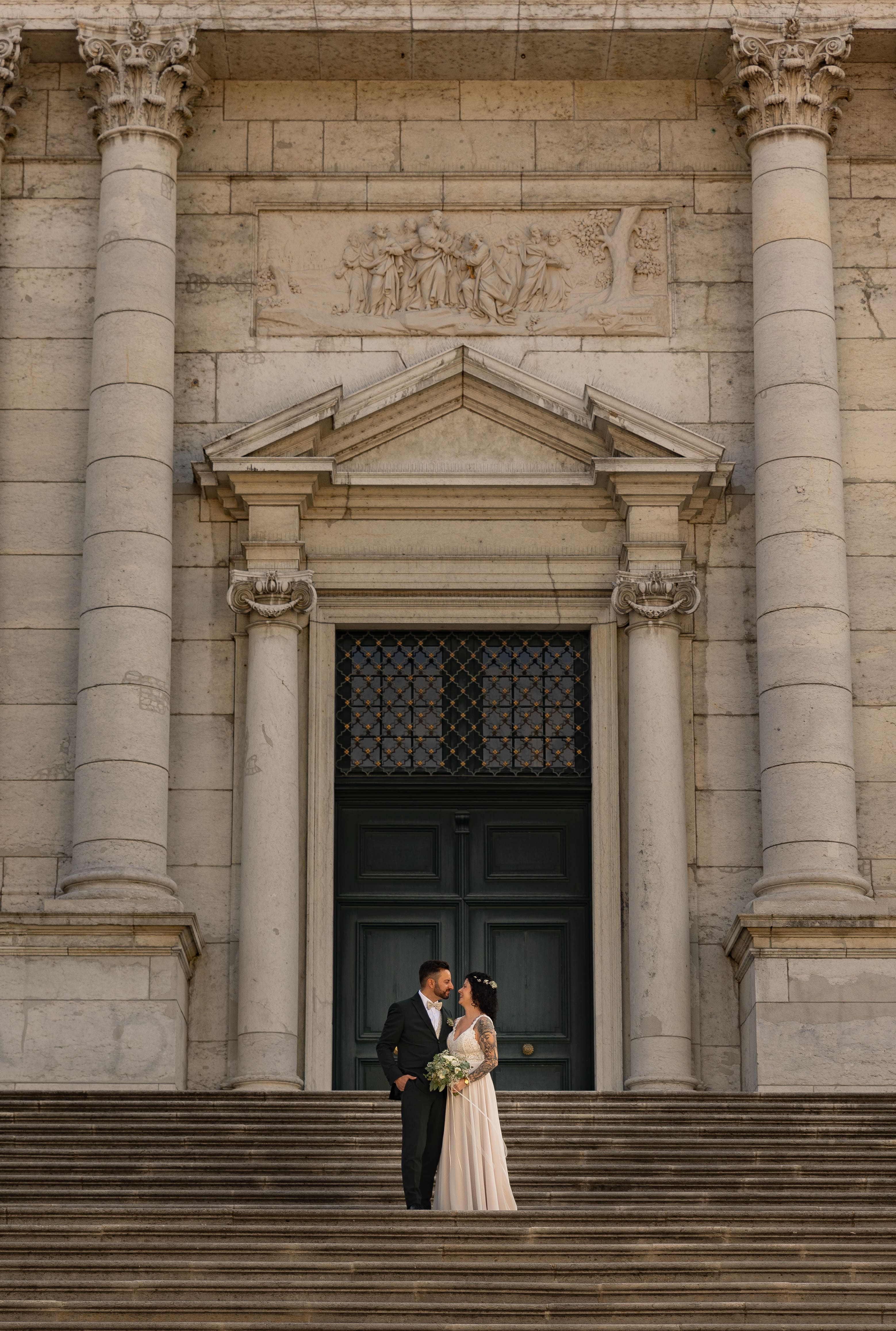 Hochzeitsfotograf Schweiz hält emotionale Reaktionen der Gäste während der Trauung fest