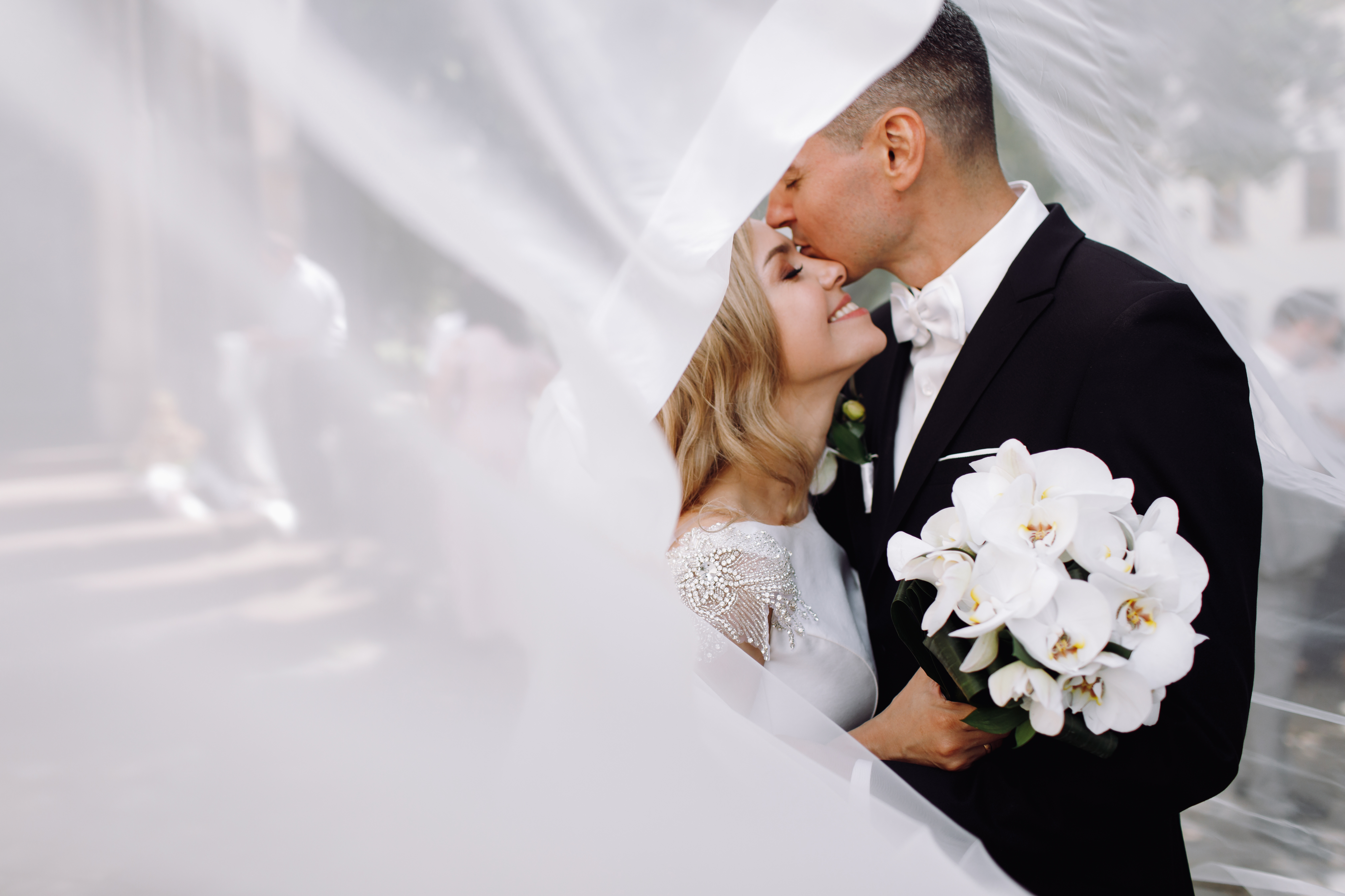 Professioneller Hochzeitsfotograf in der Schweiz begleitet das Brautpaar
